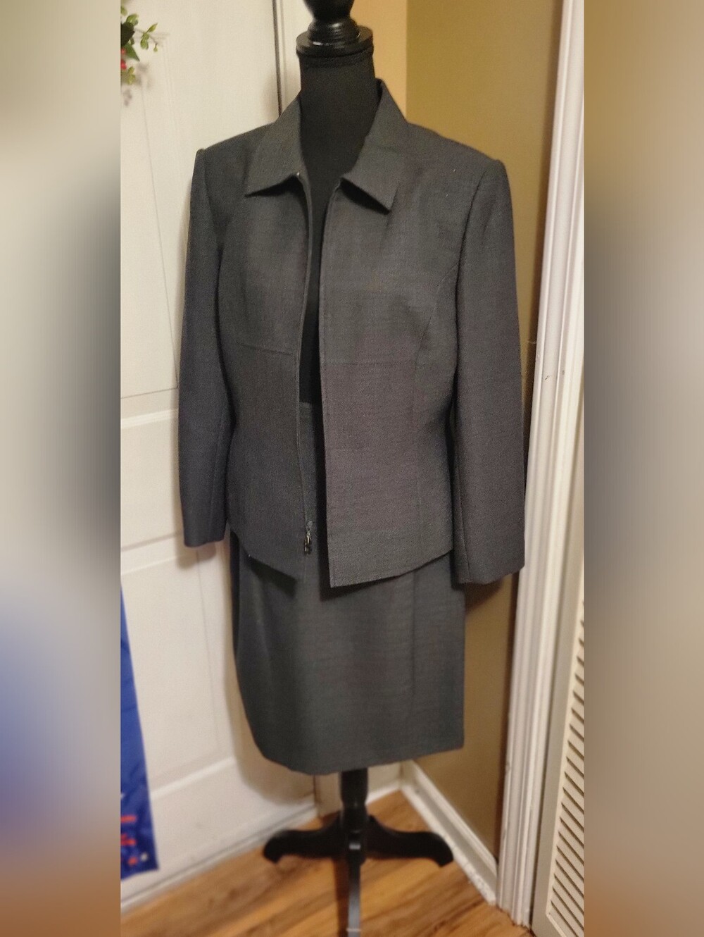 Le Suit Hunter Green Women's Two-Piece Jacket and Skirt Set, Size 12P